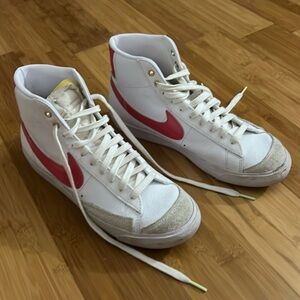 NIKE Men’s 8.5 “World Tour” Blazers